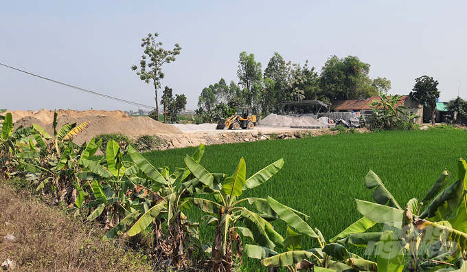 anh-dat-nong-nghiep-cho-thue-lam-dich-vu-cat-san-053907_4.jpg Lãnh đạo xã buông lỏng quản lý khiến thực trạng sai phạm đất đai tại xã Quỳnh Thanh ngày càng nan giải. Ảnh: Võ Thanh Mai.