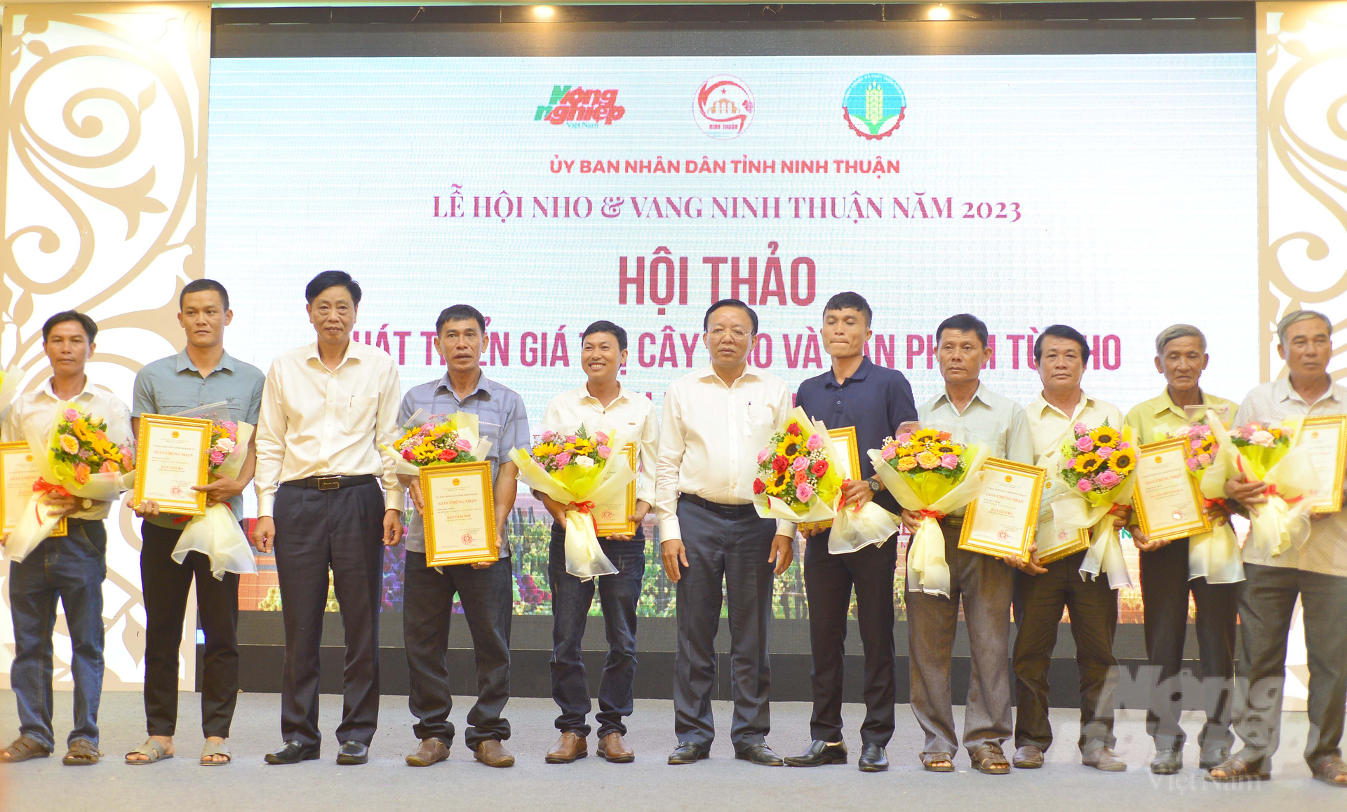 dsc_4268-071827_74.jpg Ban tổ chức cuộc thi tổ chức trao giải cho các thí sinh đoạt giải. Ảnh: M.H.