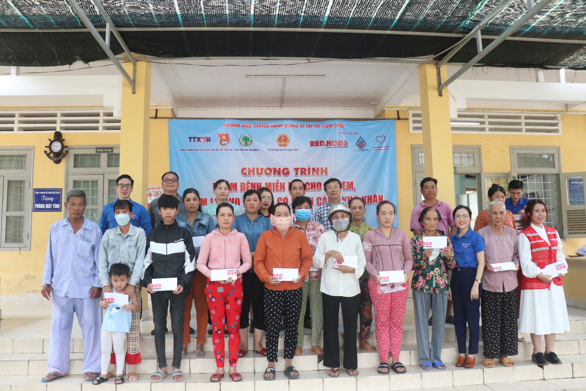 Trao tặng 100 phần quà cho hộ gia đình nghèo, khó khăn của địa phương. Ảnh: Minh Anh.