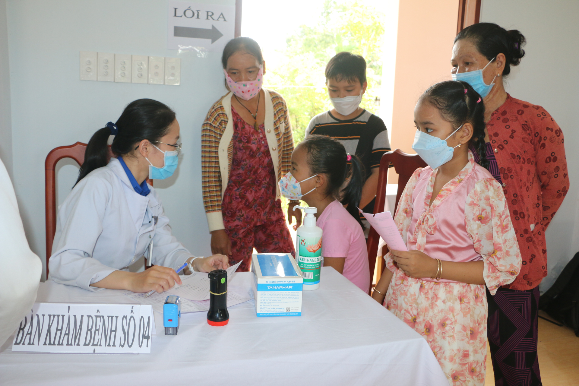 300 em có hoàn cảnh khó khăn ở Bến Tre được khám, tầm soát dinh dưỡng miễn phí. Ảnh: Minh Anh.