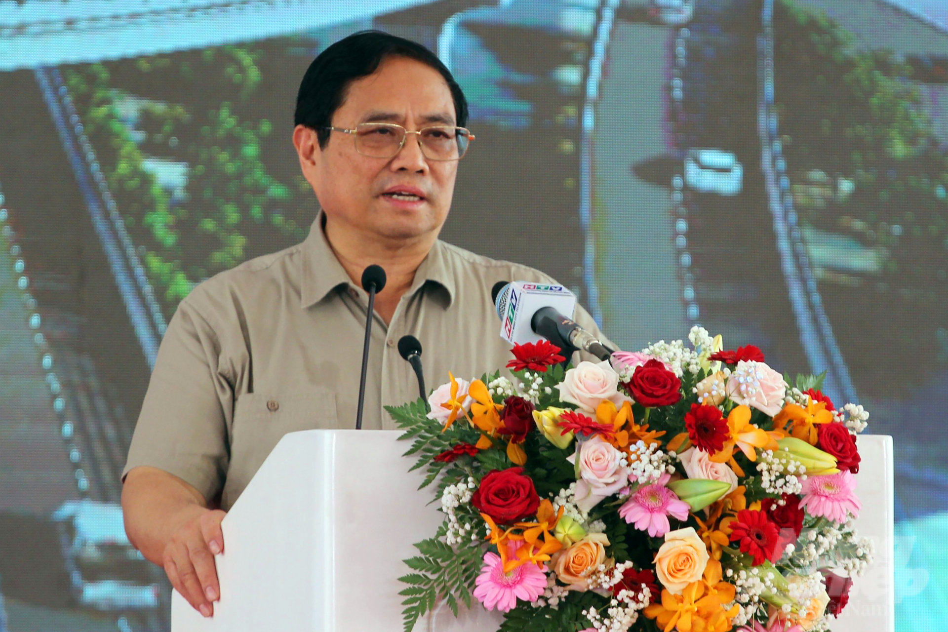 thu-tuong3-104601_902.jpg Thủ tướng Phạm Minh Chính chỉ đạo tại Lễ khởi công 3 dự án giao thông trọng điểm. Ảnh: H.K.