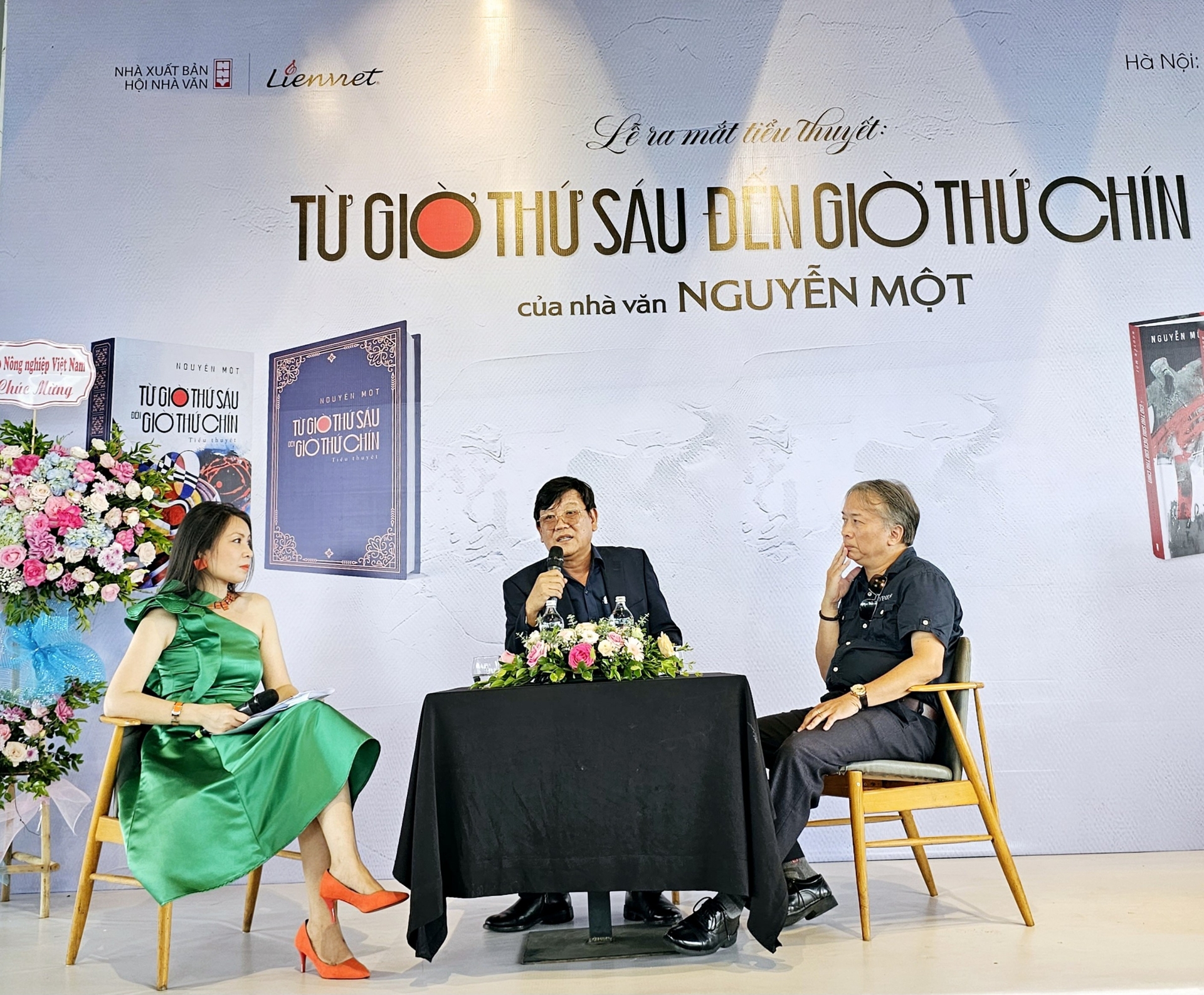z4442732248363_266d45593a04d7fa63bac39568f83e07-170441_618.jpg Nhà văn Nguyễn Một chia sẻ tại Lễ ra mắt tiểu thuyết Từ giờ thứ sáu đến giờ thứ chín. Ảnh: Hoàng Anh.