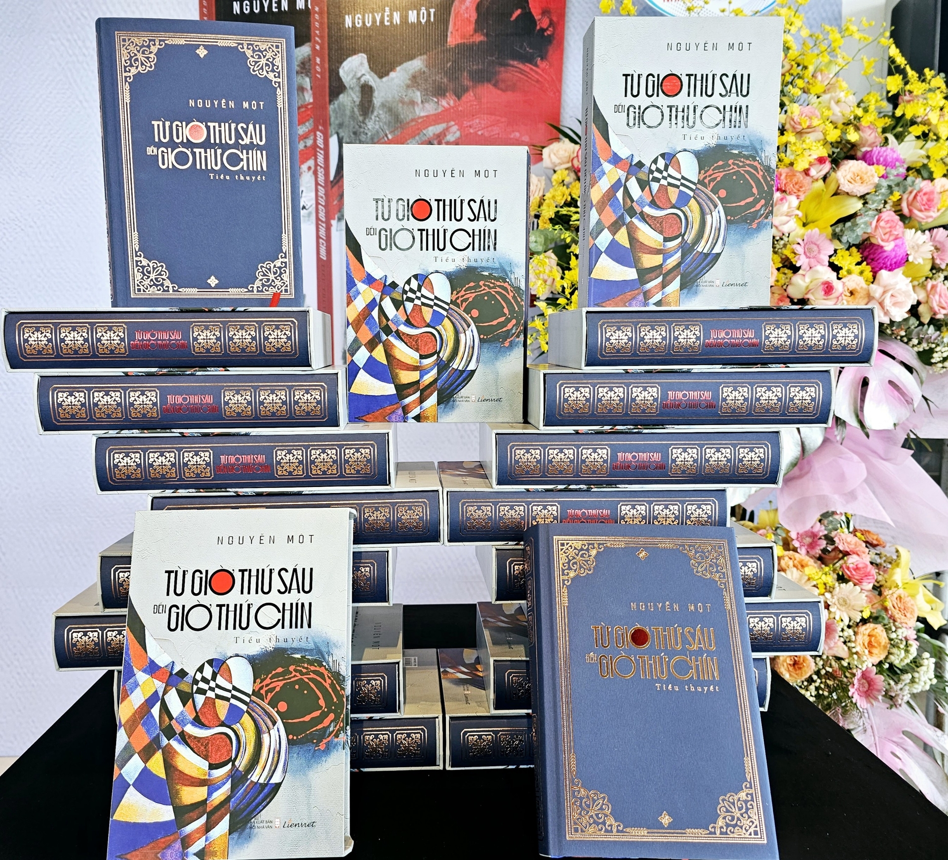 z4442733737196_901b2a09f73e04fbee49fd3945b491ba-170714_380.jpg 100 bản đặc biệt được in ấn, hoàn thiện công phu bằng chất liệu giấy mỹ thuật và 16 bức minh họa màu chính là lời tri ân mà tác giả dành tặng cho các độc giả thân thiết. Ảnh: Hoàng Anh.