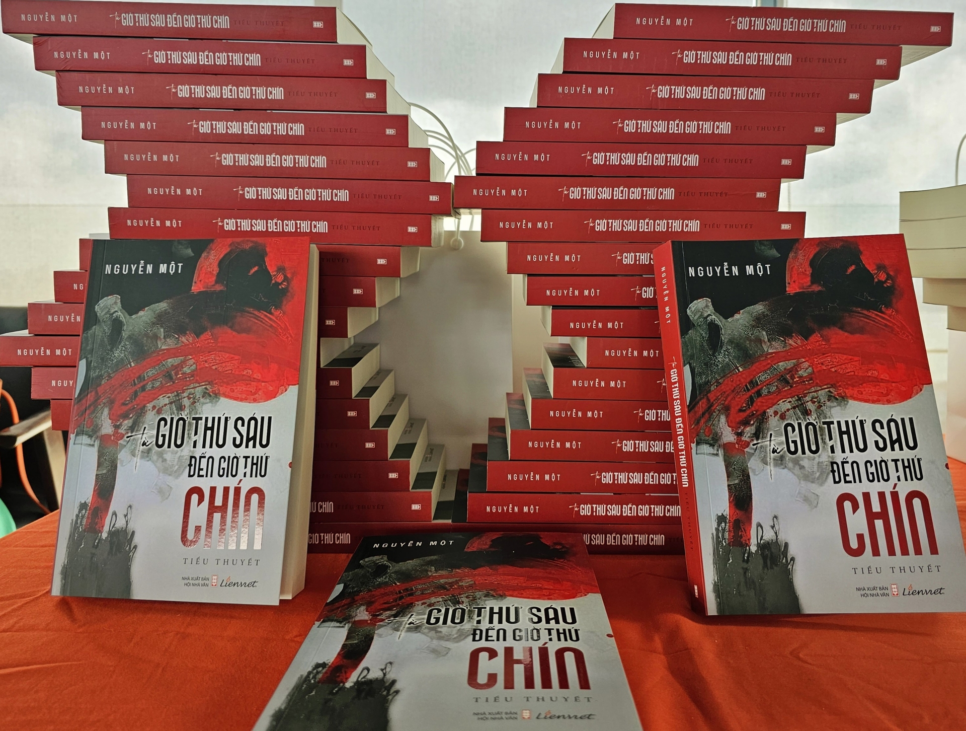 z4442733770498_098f5f4f288c31ebe87d6edef9b9f599-171009_449.jpg 'Ý nghĩa nhân văn lớn lao nhất mà ta nhận được sau khi khép lại cuốn sách là lời kết án: Chiến tranh, mi đừng có sinh ra trên thế gian này', nhà văn Tạ Duy Anh. Ảnh: Hoàng Anh.