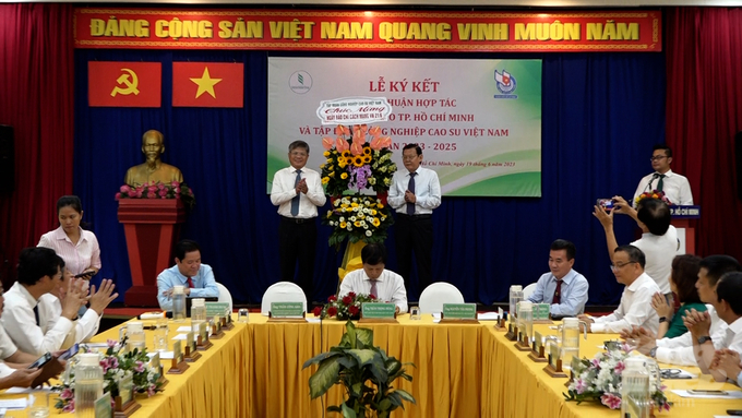 Tập đoàn Công nghiệp Cao su Việt Nam tặng hoa cho Hội Nhà báo TP.HCM nhân dịp kỷ niệm Ngày báo chí cách mạng Việt Nam. Ảnh: Minh Sáng.