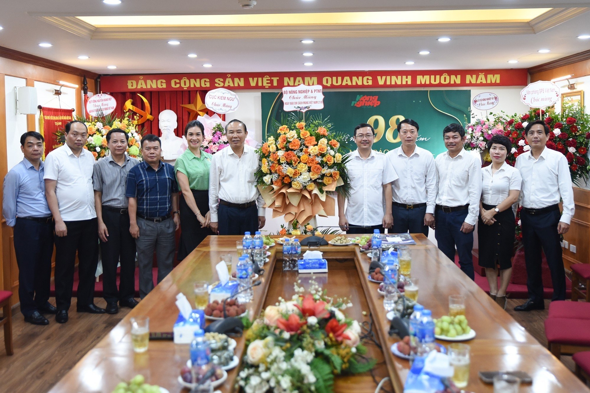 moi-nam-bao-nong-nghiep-viet-nam-ngay-153420_771.jpg Thứ trưởng Phùng Đức Tiến tặng hoa, chúc mừng cán bộ, nhân viên Báo Nông nghiệp Việt Nam. Ảnh: Tùng Đinh.