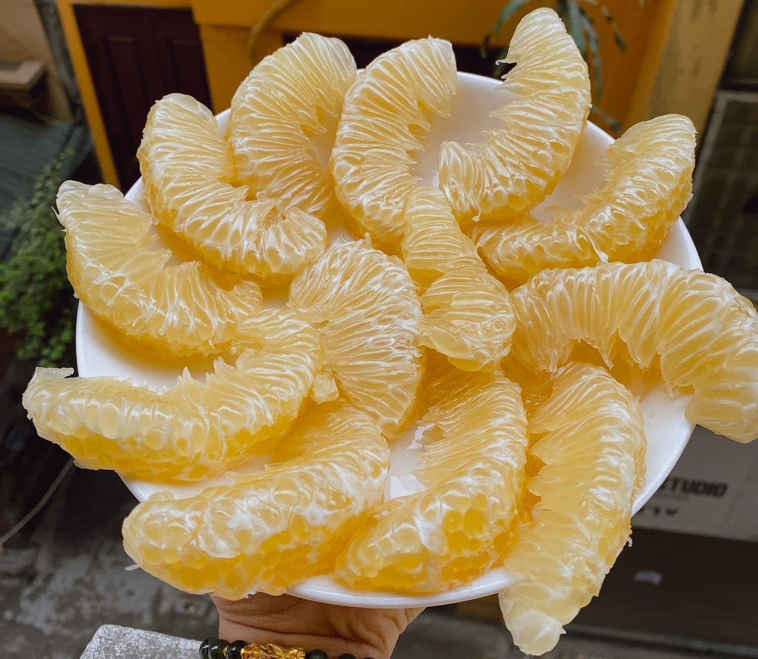 Múi bưởi Diễn sau khi canh tác theo quy trình kỹ thuật mới đã có màu vàng óng, ngọt, thơm, khô tép, không bị nát. Ảnh: Quang Linh.