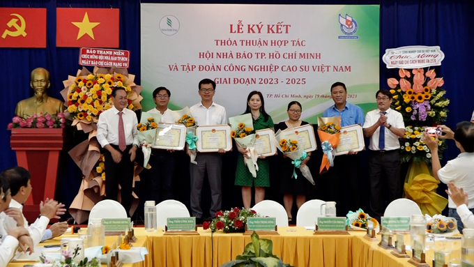 y-102812_94.jpg Tập đoàn Công nghiệp Cao su Việt Nam đã trao tặng Bằng khen cho Báo Nông nghiệp Việt Nam; Câu lạc bộ Phóng viên Kinh tế Nông nghiệp TP.HCM và một số đơn vị, cá nhân báo chí khác. Ảnh: Minh Sáng.