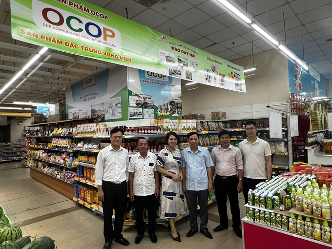 Chi cục Quản lý chất lượng Nông lâm sản và Thủy sản Hải Phòng giới thiệu, kết nối doanh nghiệp chè của tỉnh Thái Nguyên với siêu thị Co.opmart Hải Phòng . Ảnh: Văn Nguyễn.