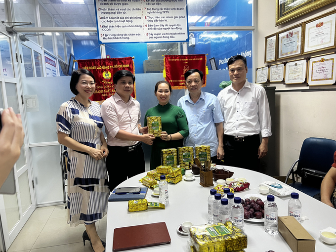 Giới thiệu, kết nối để sản phẩm chè Thịnh An đưa vào siêu thị ở Hải Phòng. Ảnh: Đinh Mười.