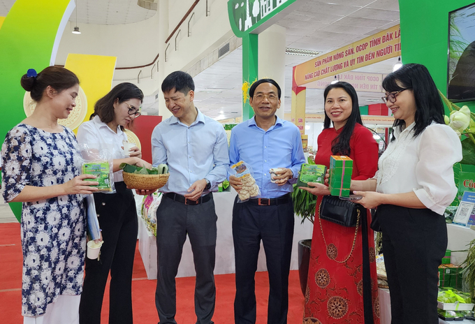 Thử cốm Mễ Trì-đặc sản của Hà Nội. Ảnh: Tư liệu.