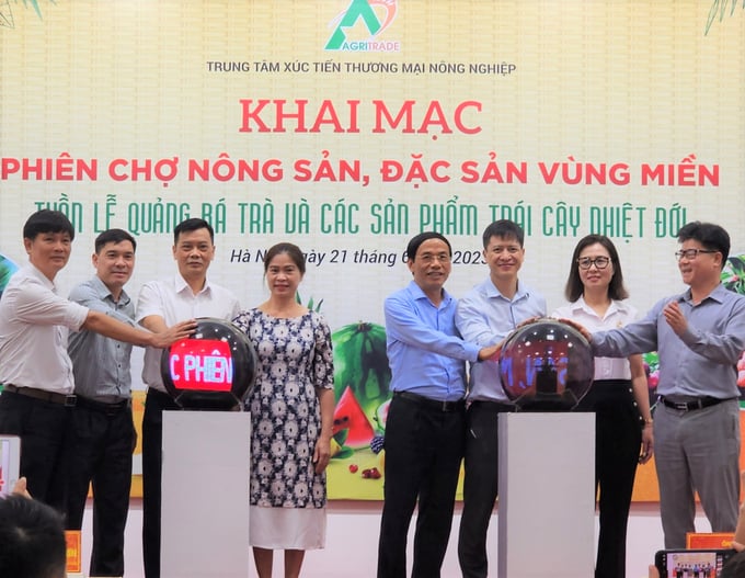 Các đại biểu ấn nút khai mạc phiên chợ. Ảnh: Tư liệu.