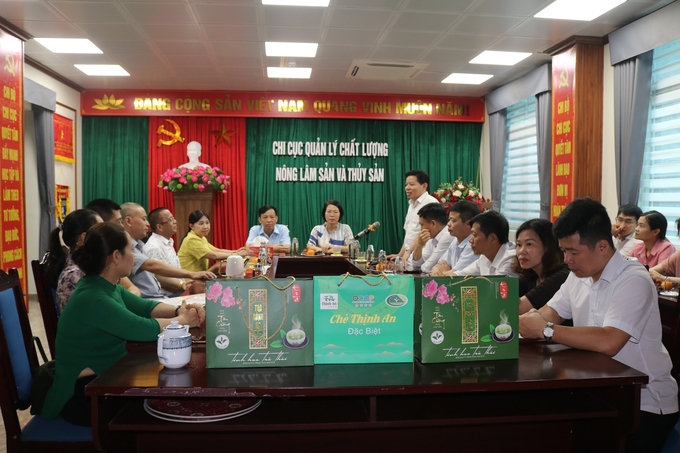 Đại diện 2 đơn vị phối hợp trao đổi thông tin và kinh nghiệm về xây dựng quy hoạch, đề án, chương trình phát triển tiêu thụ nông, lâm, thủy sản. Ảnh: Đinh Mười.