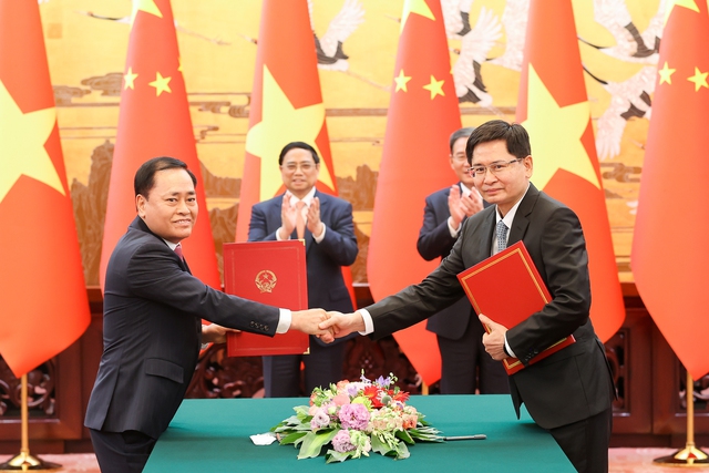 img1029-16877666281481620747512-170852_979.jpg Hai Thủ tướng chứng kiến lễ ký và trao Thoả thuận khung về cùng thúc đẩy xây dựng cửa khẩu thông minh giữa UBND tỉnh Lạng Sơn, Việt Nam và Chính quyền Khu tự trị dân tộc Choang, Quảng Tây, Trung Quốc. Ảnh: VGP/Nhật Bắc.