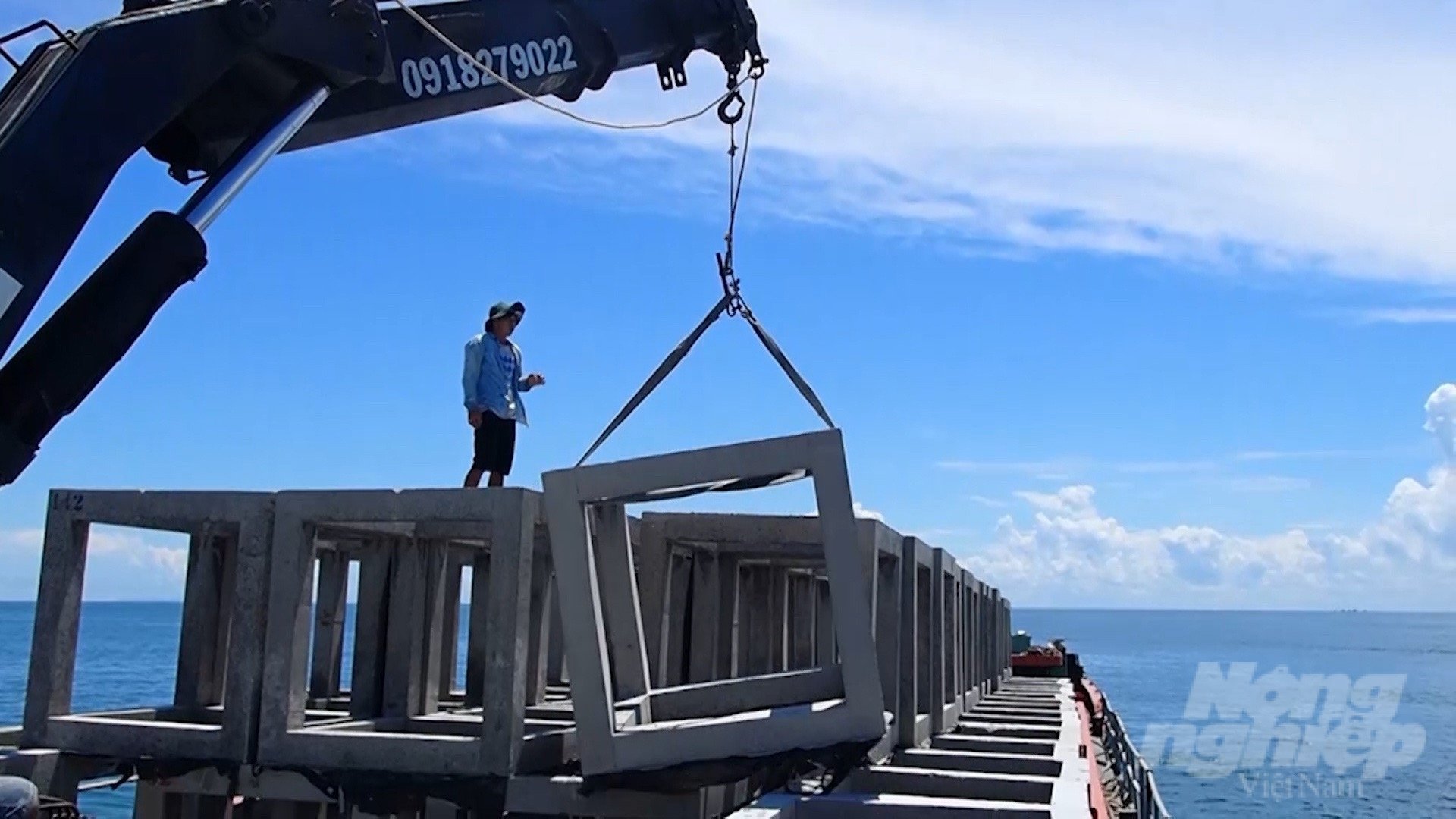 After over 3 years of implementing the Project on 'Releasing artificial reefs to protect and regenerate aquatic resources in combination with tourism development in the waters of Ca Mau province', 900 blocks of concrete reefs have been dropped into the sea as shelters for the diverse marine life. Photo : Trong Linh.