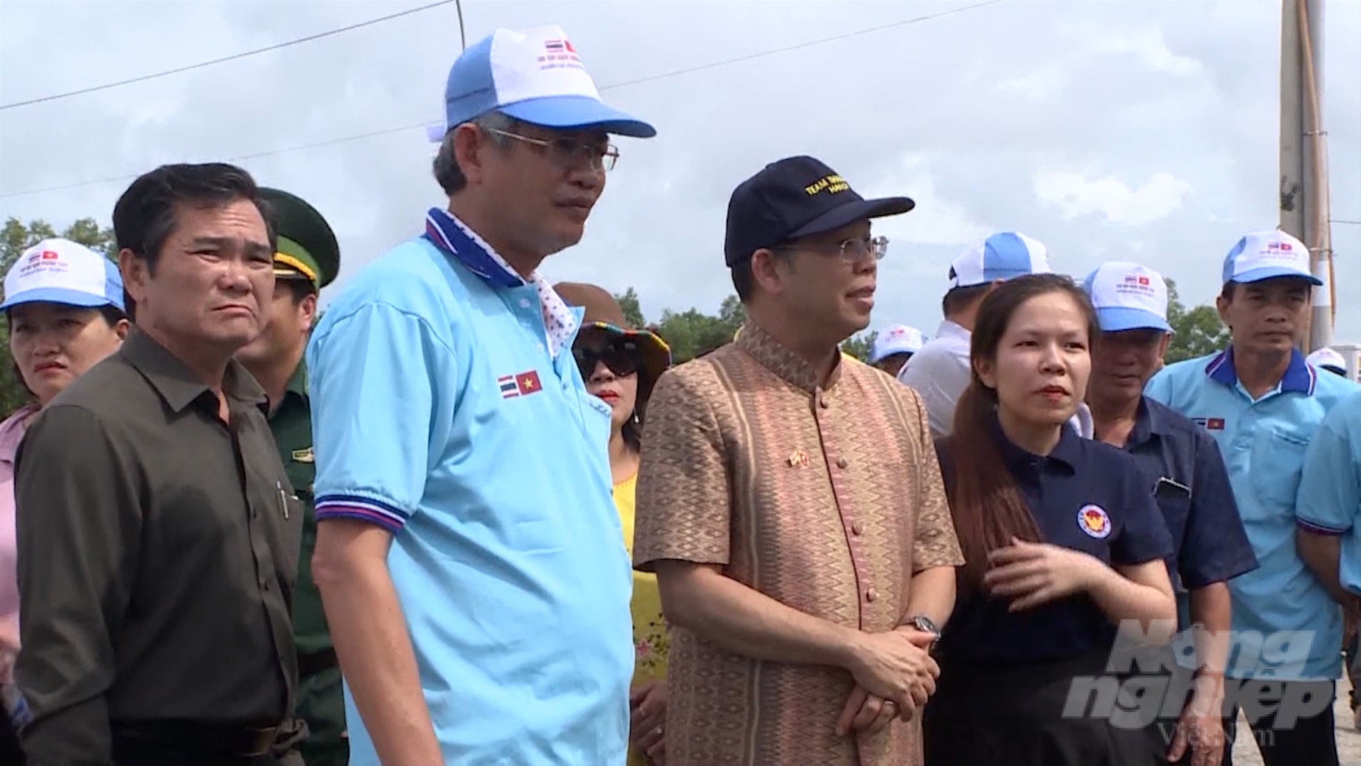 Ca Mau province's Department of Agriculture and Rural Development and the Government of Thailand co-organized the release of 500 concrete reef blocks into the West Sea. Photo: Trong Linh.