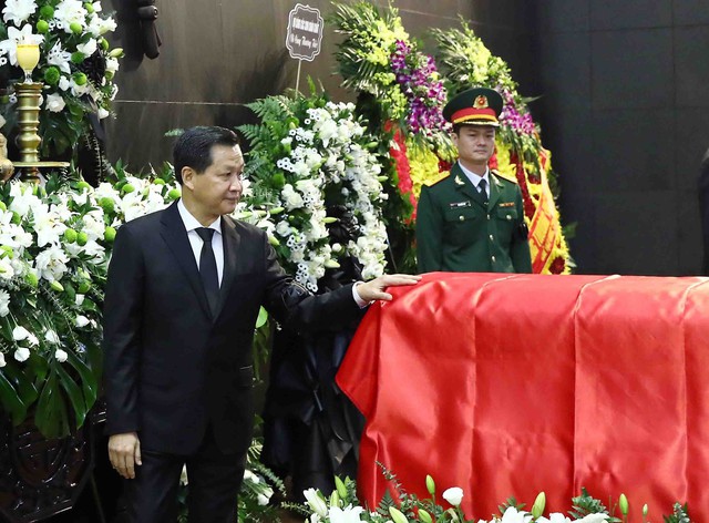 3lmk-16878345710381035509452-105937_326.jpg Đồng chí Lê Minh Khái tiễn biệt đồng chí Vũ Khoan. Ảnh: VGP.