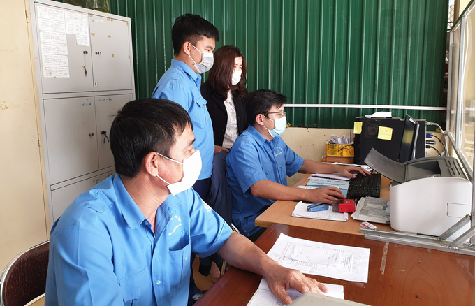 tau-ca3-102018_446.jpg Để đảm bảo 100% tàu cá được cấp giấy chứng nhận an toàn kỹ thuật, Văn phòng đại diện thanh tra, kiểm soát nghề cá Hà Tĩnh kiên quyết không cho các tàu cá xuất bến, cửa lạch khi không đủ các thủ tục, giấy tờ theo quy định. Ảnh: Thanh Nga.
