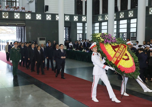 vuongdinhhuevaovieng-16878363894021916966044-105623_665.jpg Đoàn Quốc hội do đồng chí Vương Đình Huệ dẫn đầu viếng đồng chí Vũ Khoan. Ảnh: VGP.