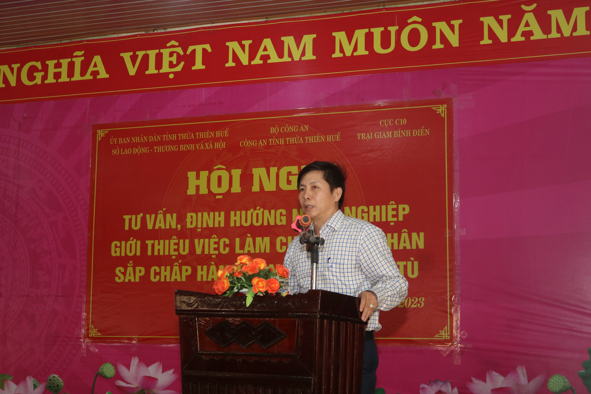 180-pham-nhan-sap-man-han-tu-duoc-tu-van-nghe-nghiep-195034_947.jpg Đại diện cơ quan quản lý nhà nước tư vấn các chủ trương, chính sách của Trung ương và địa phương về công tác đào tạo nghề và giải quyết việc làm cho người chấp hành xong hình phạt tù. Ảnh: CĐ.