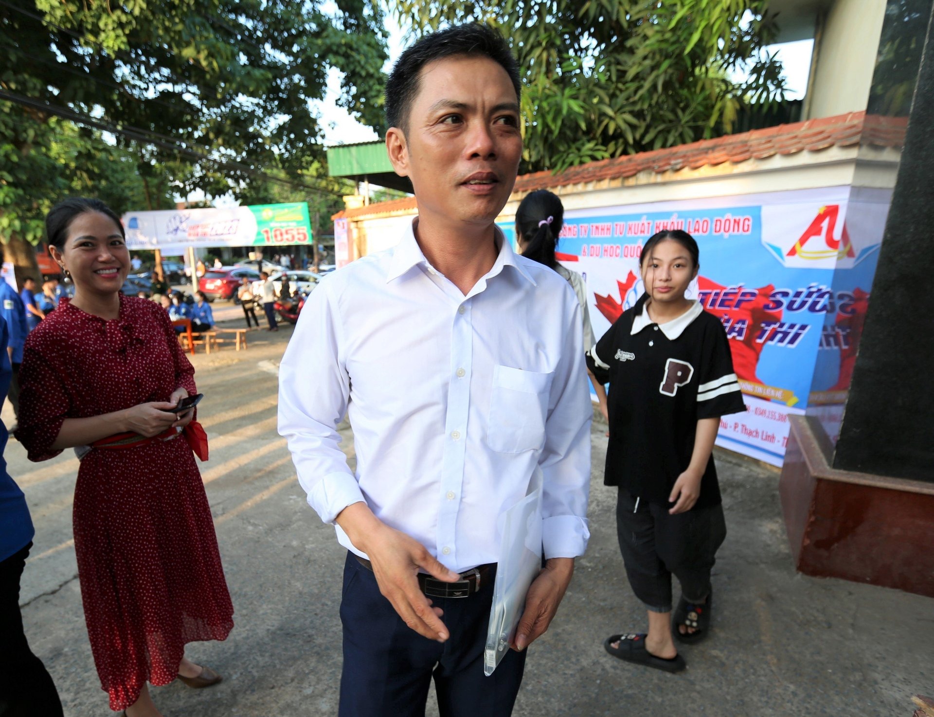 anh-112245_924.jpg Thí sinh 46 tuổi Đặng Văn Ảnh phấn khởi sau khi hoàn thành bài thi môn Văn.