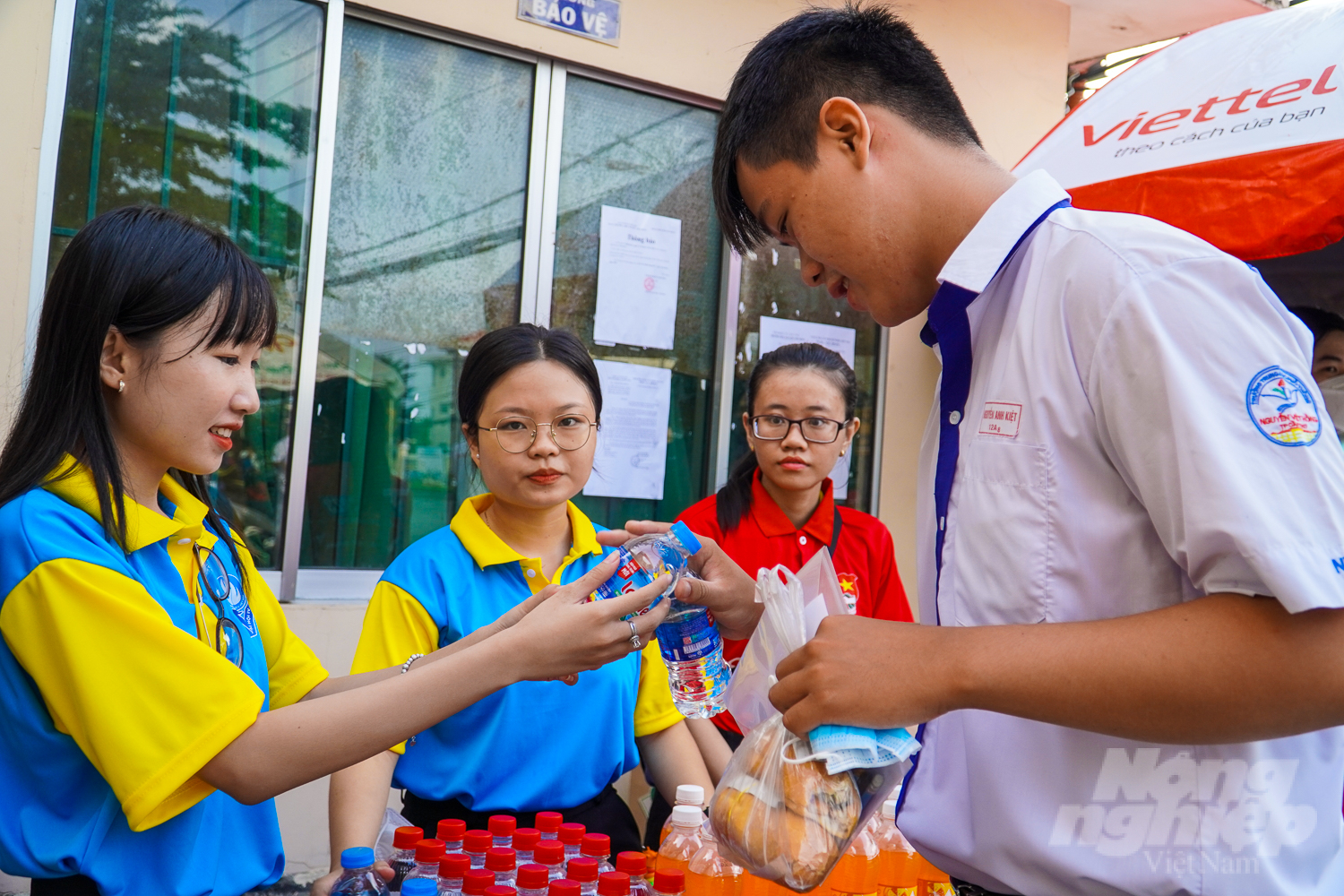 anh-3-163001_750.jpg Khoảng 29.500 chai nước suối, trên 4.000 suất ăn miễn phí, 5.900 dụng cụ học tập được cung cấp miễn phí cho thí sinh. Bên cạnh đó, 34 thí sinh đã được hỗ trợ bố trí phương tiện đưa đón đến điểm thi trên toàn địa bàn TP. Cần Thơ