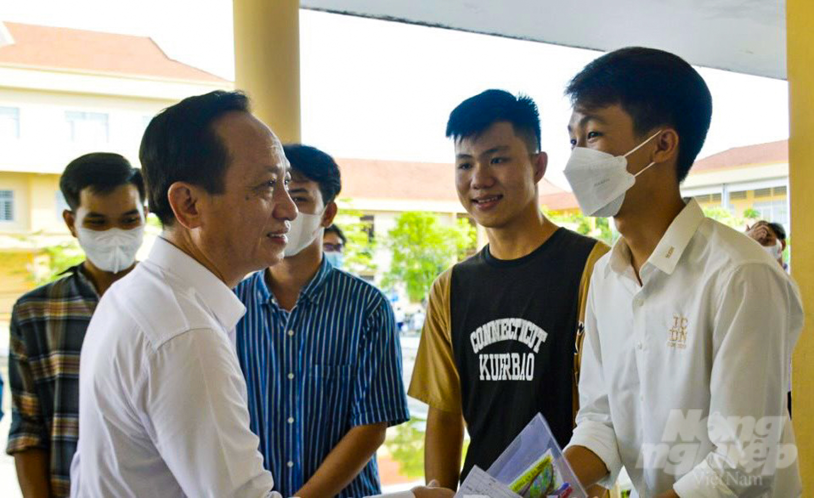 anh-6-163146_316.jpg Tại tỉnh Bạc Liêu, ông Phạm Văn Thiều, Chủ tịch UBND tỉnh đến điểm thi tại Trường THPT Bạc Liêu (TP. Bạc Liêu) động viên tinh thần thí sinh trước giờ các em vào phòng thi. Đây là điểm thi có đông thí sinh nhất tỉnh, với 650 thí sinh.