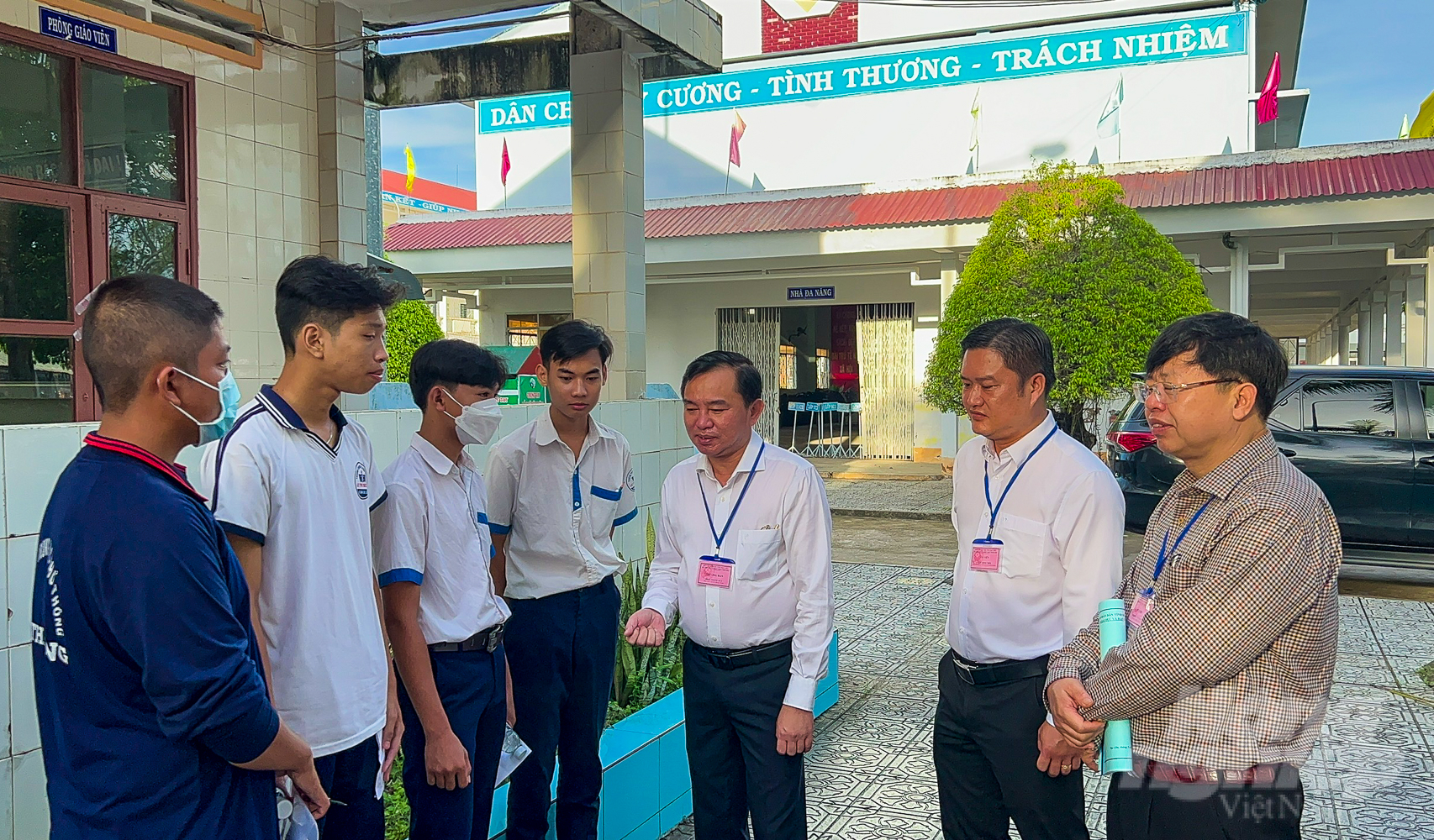 anh-7-163223_149.jpg Tại điểm thi Trường Phổ thông Dân tộc Nội trú Bạc Liêu (huyện Hòa Bình) ông Phan Thanh Duy, Phó Chủ tịch UBND tỉnh, Trưởng Ban chỉ đạo Kỳ thi tốt nghiệp THPT tỉnh Bạc Liêu năm 2023 cũng đến thăm hỏi, động viên tinh thần các thí sinh bình tĩnh, tự tin, cố gắng giữ gìn sức khỏe.