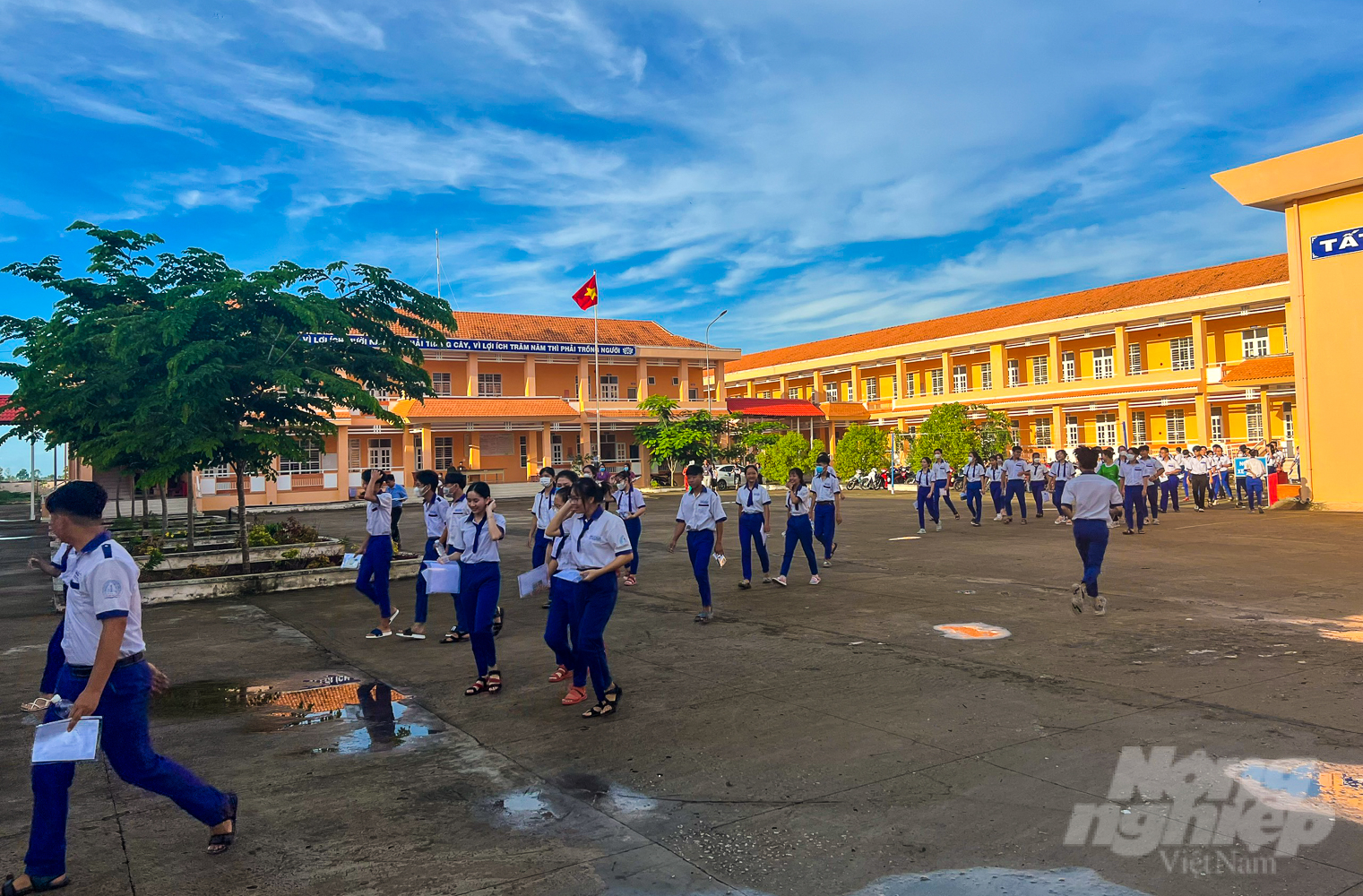 anh-8-163304_554.jpg Cách trung tâm TP. Bạc Liêu gần 20km, điểm thi Trường THPT Vĩnh Hưng (huyện Vĩnh Lợi), ghi nhận của phóng viên Báo Nông nghiệp Việt Nam, kết thúc môn thi đầu tiên của Kỳ thi tốt nghiệp THPT 2023 là Văn học các em khá tự tin với phần thi của mình. Thí sinh Huỳnh Thị Tuyết Kha vui vẻ cho biết: Đề thi môn Văn năm nay không khó, vì trước đó đã được thầy cô giáo ôn tập rất kỹ.
