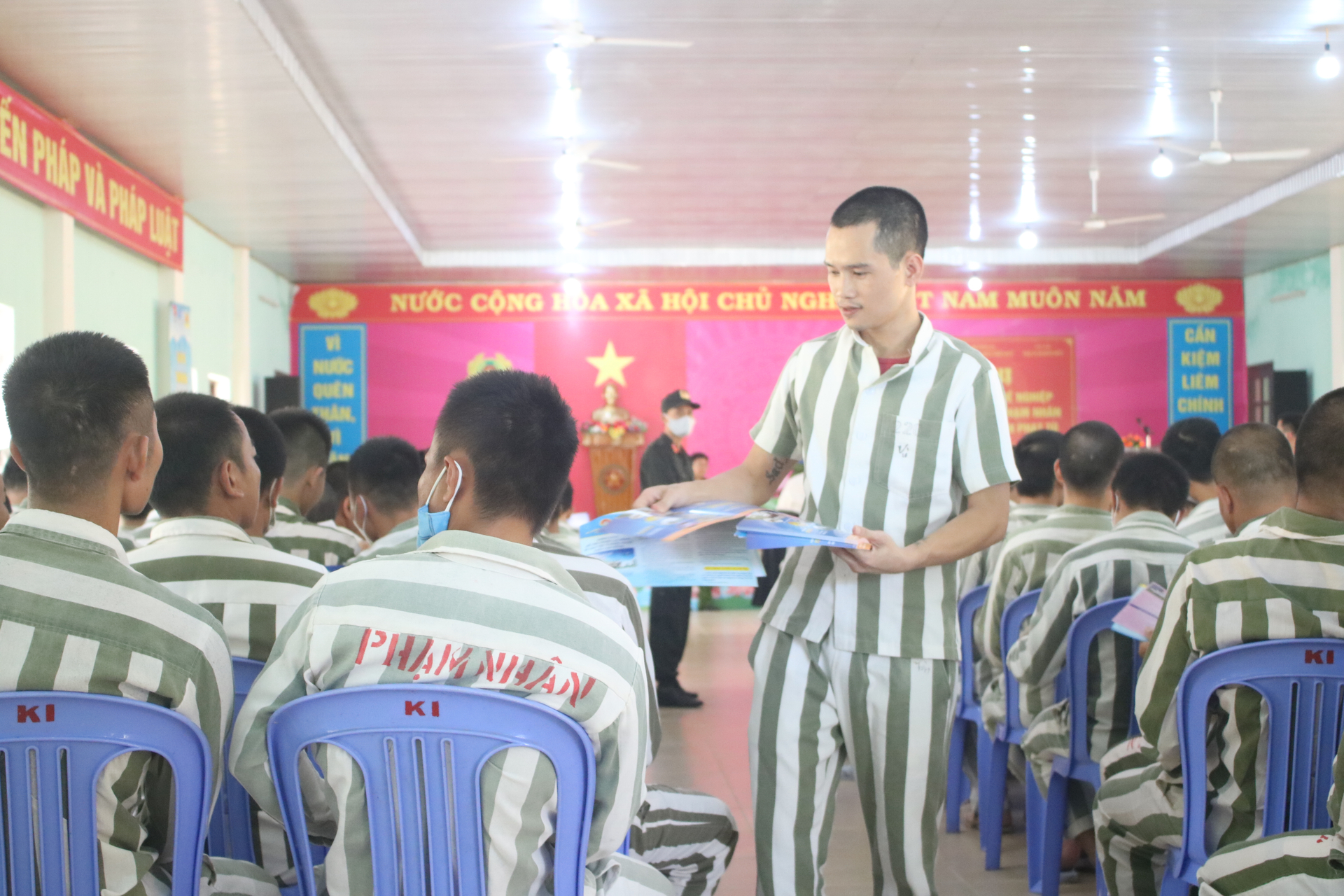 img_1077-194425_411.jpg 180 phạm nhân sắp mãn hạn tù được tư vấn nghề nghiệp. Ảnh: CĐ.