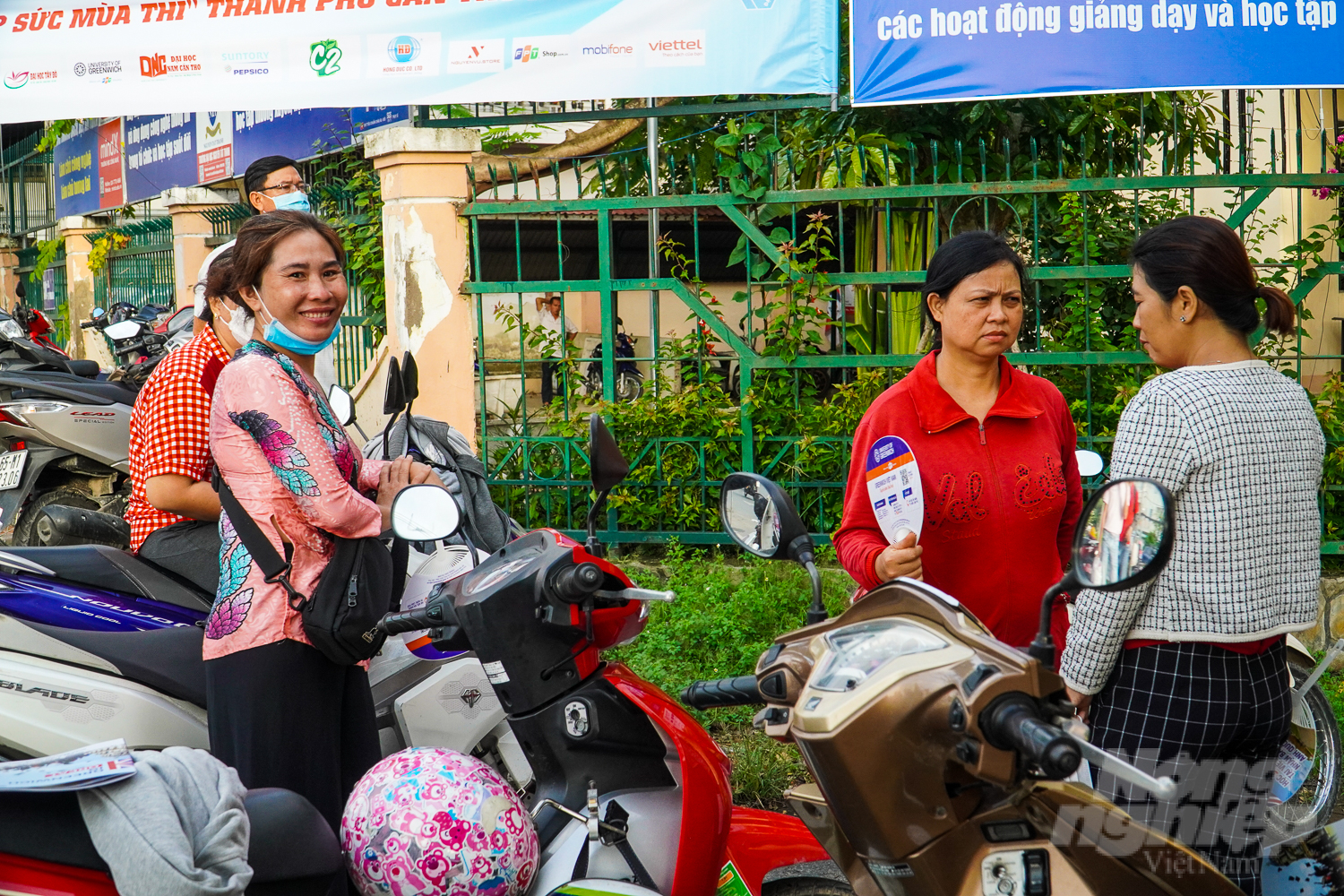khoanh-khac-dong-lai-ngay-dau-tien-ky-thi-tot-nghiep-thpt-2023-165941_345.jpg Bên ngoài cổng trường, phụ huynh bồi hồi chờ đợi, mong muốn con hoàn thành tốt bài thi.