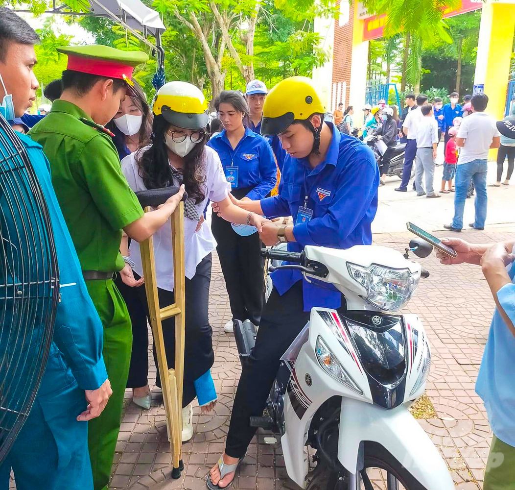 khoanh-khac-dong-lai-ngay-dau-tien-ky-thi-tot-nghiep-thpt-2023-170339_635.jpg Tại tỉnh Cà Mau, trong ngày thi đầu tiên, có 3 trường hợp đặc biệt, thí sinh được xem xét miễn thi do khuyết tật nặng, tai nạn giao thông và nằm viện điều trị bệnh.