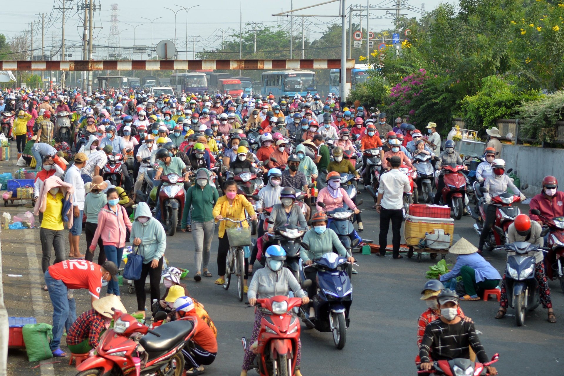lao-dong-tai-cong-ty-tnhh-pouyen-viet-nam-sau-gio-tan-ca11-082311_855.jpg Trong 6 tháng đầu năm 2023, lao động mất việc làm tập trung tại các ngành thâm dụng lao động, nhiều nhất là Công ty Trách nhiệm hữu hạn PouYuen Việt Nam tại TP. Hồ Chí Minh. Ảnh: Nguyễn Thủy.