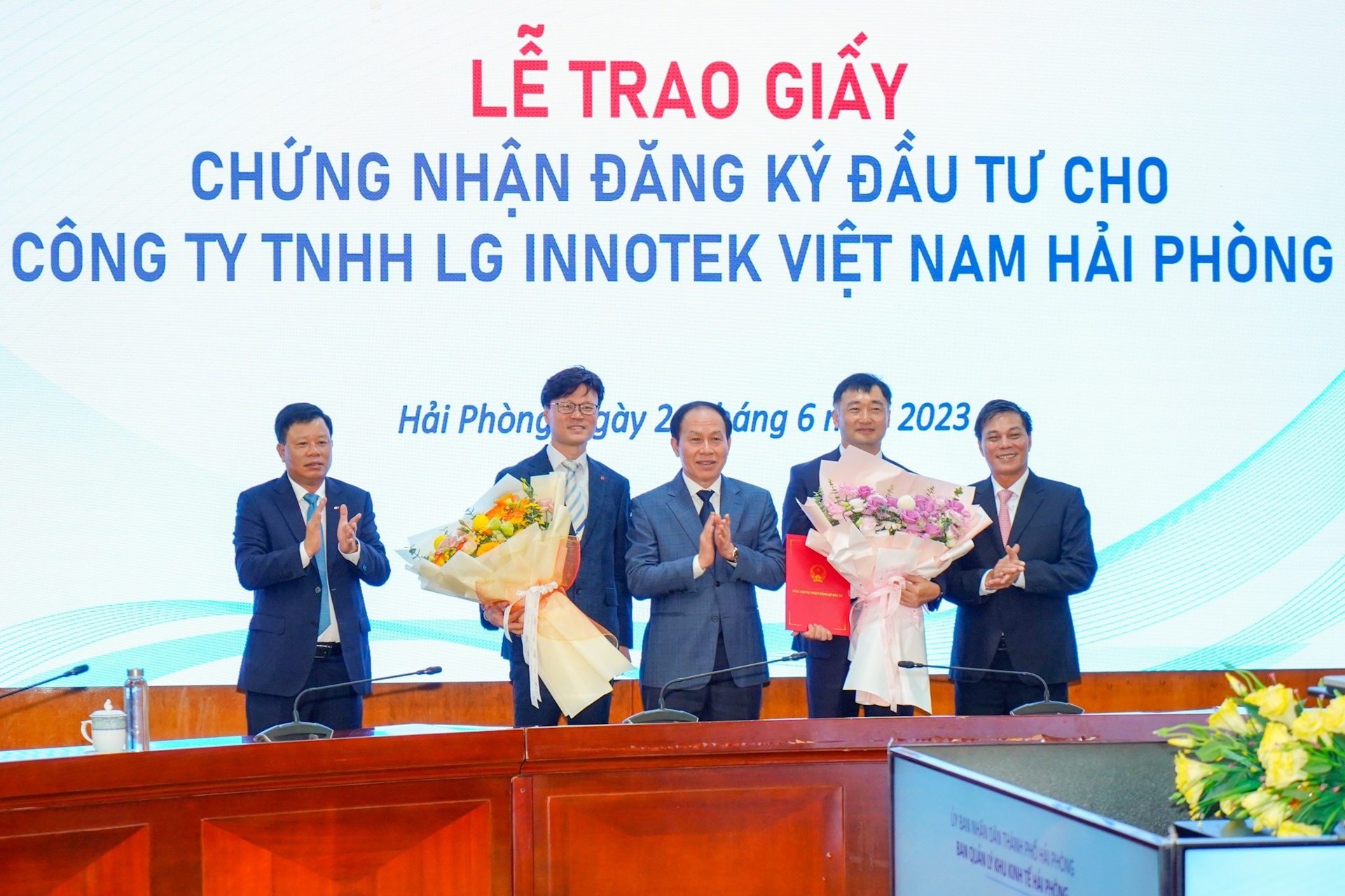 lg-2-104315_238.jpg Lãnh đạo TP Hải Phòng trao giấy chứng nhận đăng ký đầu tư và tặng hoa cho đại diện Công ty TNHH LG Innotek Việt Nam Hải Phòng. Ảnh: Đàm Thanh.