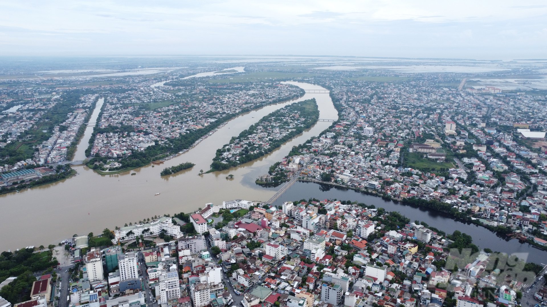 dji_0333-192938_537.jpg Trong tương lai không xa, thành phố Huế hiện hữu sẽ chia thành 2 quận. Ảnh: Công Điền.