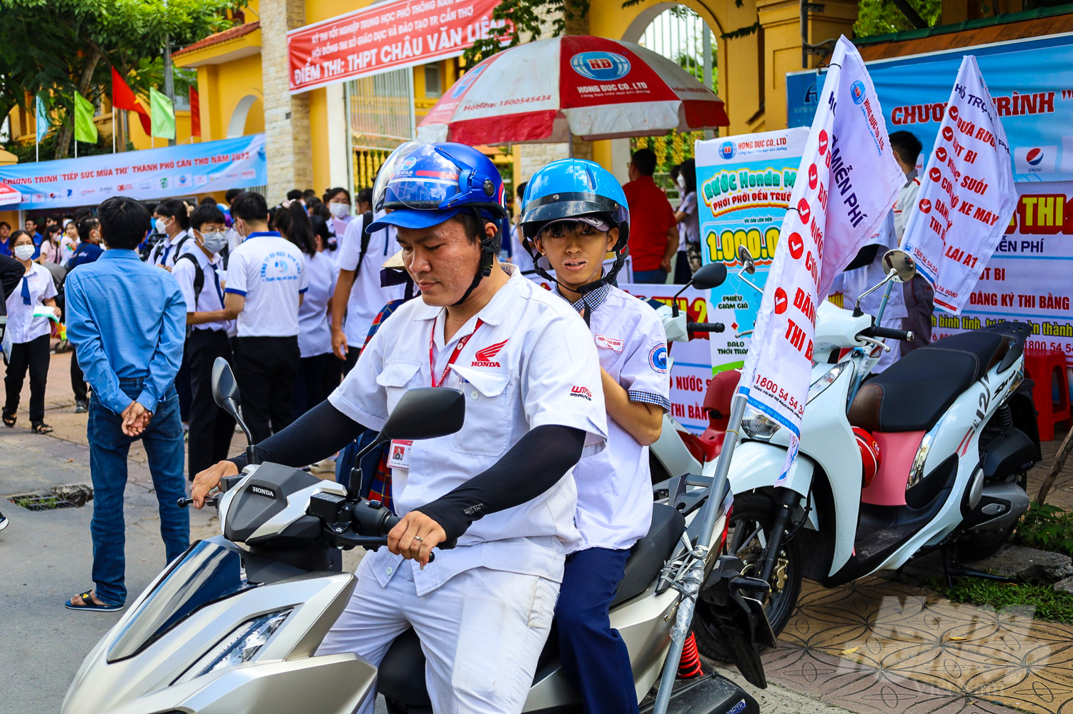 tham-lang-phia-sau-cau-hoc-tro-ngheo-trong-ky-thi-tot-nghiep-thpt-2023-192931_457.jpg Trần Thanh Quân được tình nguyện viên Công ty Honda Hồng Đức hỗ trợ đưa rước miễn phí từ nhà đến điểm thi hơn 10km. Ảnh: Kim Anh.