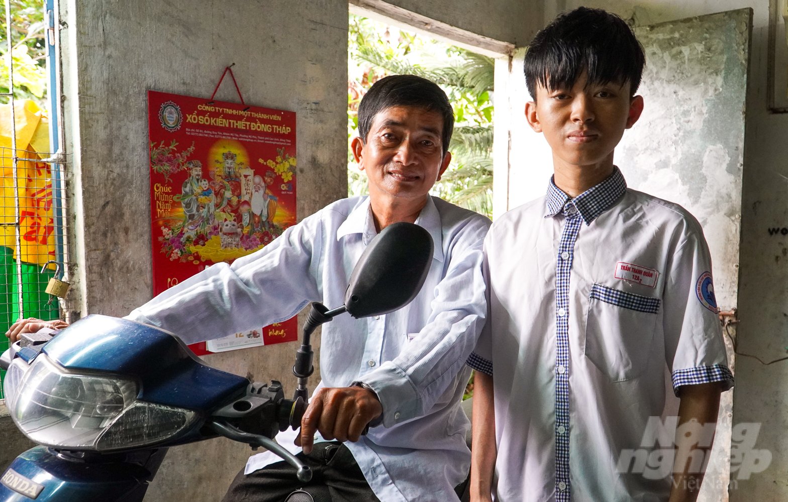 tham-lang-phia-sau-cau-hoc-tro-ngheo-trong-ky-thi-tot-nghiep-thpt-2023-193053_677.jpg Ông Trần Thanh Bình khuyết tật đôi chân, hơn chục năm gà trống nuôi con ăn học. Ảnh: Kim Anh.