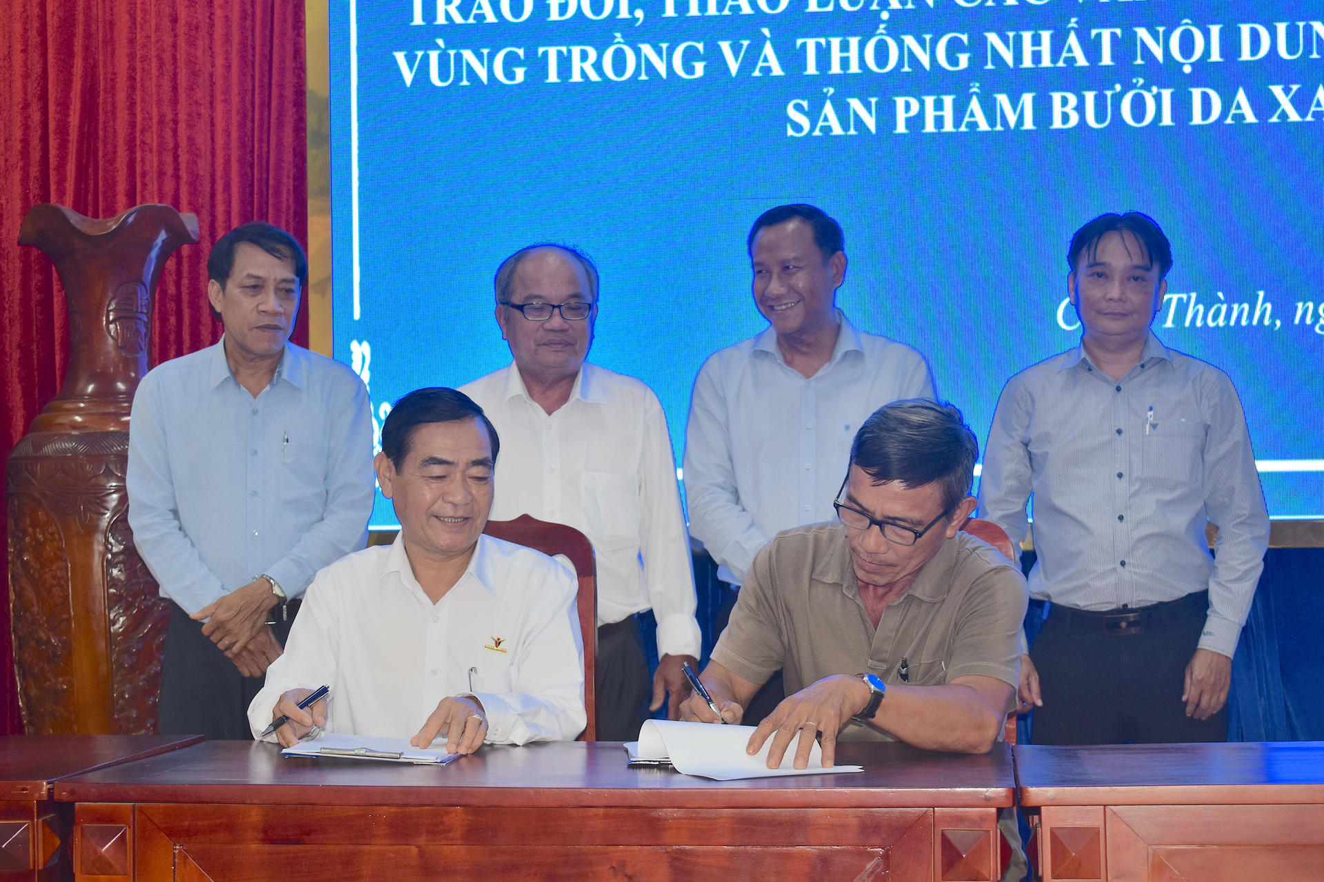 dsc_0303-052044_102.jpg Tháng 4/2023, 4 doanh nghiệp trong lĩnh vực chế biến trái cây đã ký kết liên kết sản xuất, tiêu thụ bưởi da xanh với các HTX ở Bến Tre. Ảnh: Kiều Nhi.