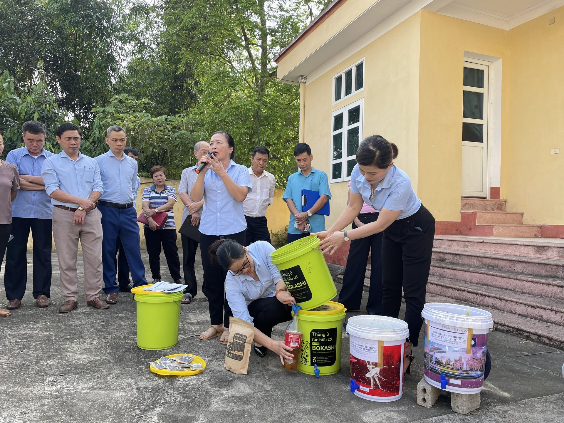 Hội Liên hiệp Phụ nữ thị trấn Cổ Phúc (huyện Trấn Yên) hướng dẫn người dân phân loại rác thải và ủ rác hữu cơ làm phân bón. Ảnh: Thanh Tiến.