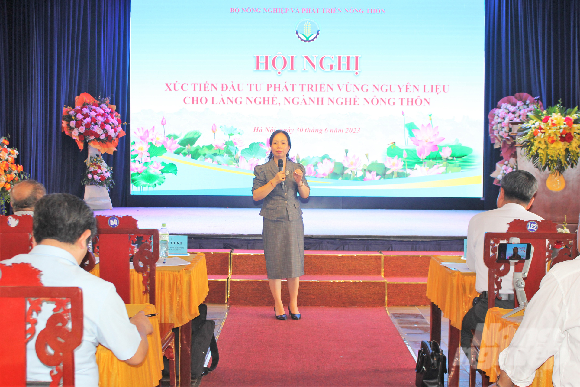 nhieu-thach-thuc-trong-phat-trien-vung-nguyen-lieu-cho-lang-nghe-nganh-nghe-nong-thon-145253_463.jpg Tại hội nghị, các doanh nghiệp, hiệp hội đã nêu lên những khó khăn và đề xuất các giải pháp để phát triển vùng nguyên liệu cho làng nghề và ngành nghề nông thôn. Ảnh: Trung Quân.