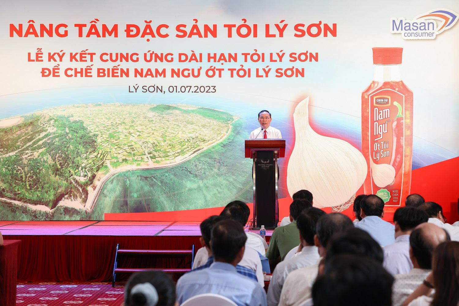 2-dai-dien-cho-bo-nong-nghiep-va-phat-trien-nong-thon-ong-phung-duc-tien-thu-truong-bo-nong-nghiep-va-phat-trien-nong-thon-tham-du-va-phat-bieu-tai-le-ky-ket-182426_552.jpg Thứ trưởng Bộ NN-PTNT Phùng Đức Tiến: Bảo tồn và khai thác giá trị của cây tỏi Lý Sơn một cách bền vững là việc làm cấp bách và thiết thực. Ảnh: M.Vân.