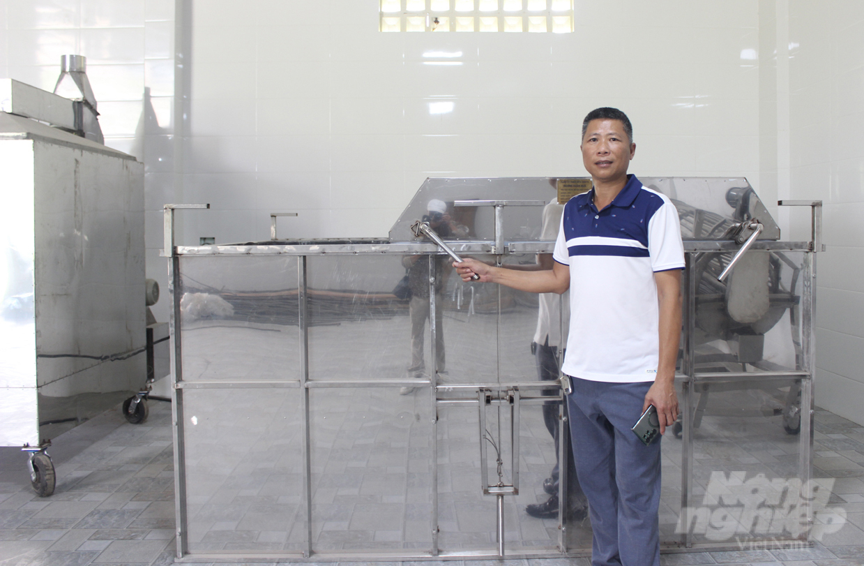 nha-may-che-bien-mac-ca-cua-cty-bao-ngoc-duoc-trang-bi-may-moc-cong-nghe-tien-tien-hien-dai-105058_140.jpg Nhà máy chế biến mắc ca của Công ty Bảo Ngọc được đầu tư trang thiết bị hiện đại, tiên tiến. Ảnh: HQ.