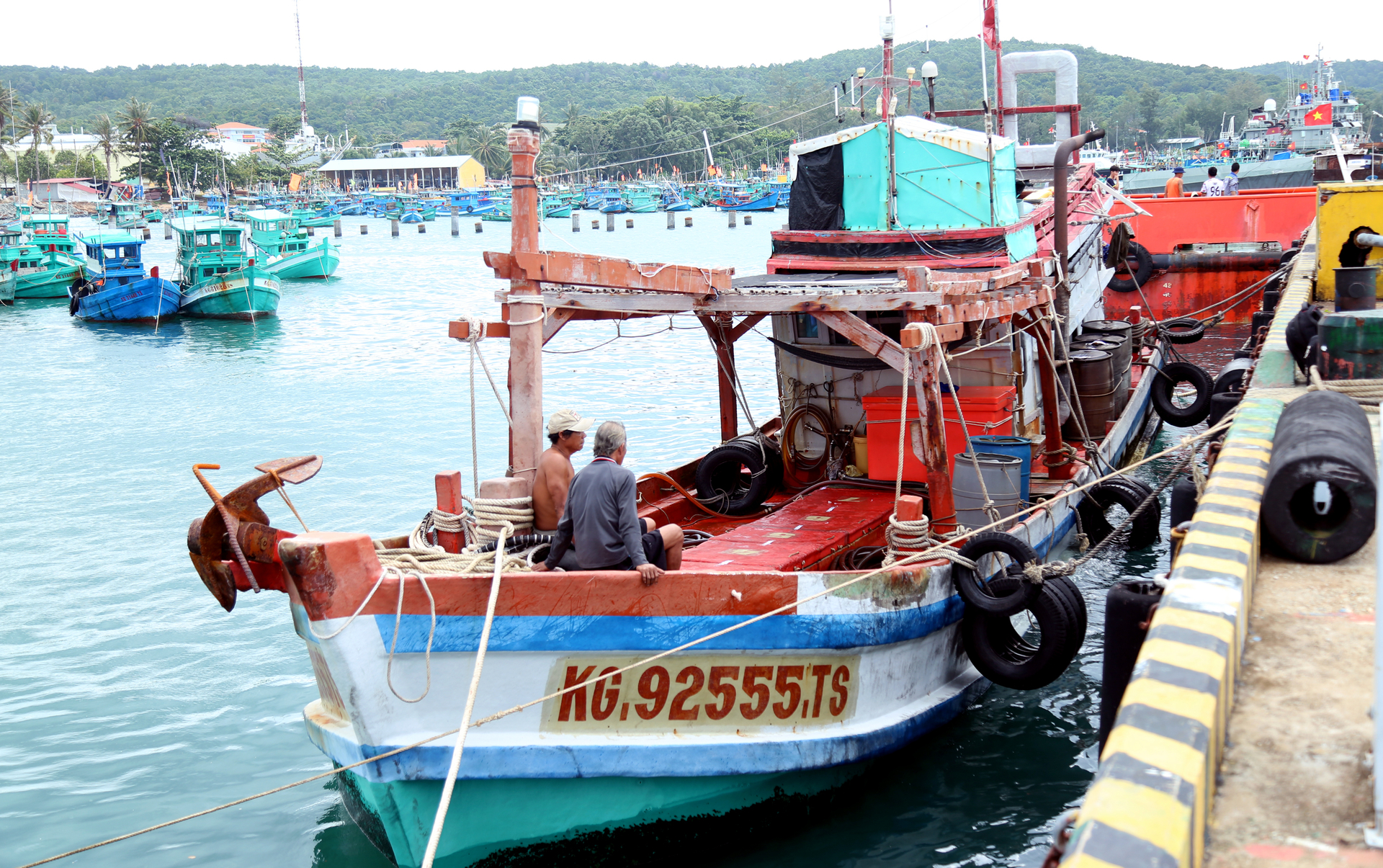 tau-cho-dau-172029_526.jpg Tàu cá mang biển kiểm soát KG 92555 TS vận chuyển khoảng hơn 25.000 lít dầu DO, không có hóa đơn, chứng từ chứng minh nguồn gốc hợp pháp được dẫn giải về cảng Hải đội 422 tại TP Phú Quốc, tỉnh Kiên Giang. Ảnh: TL.