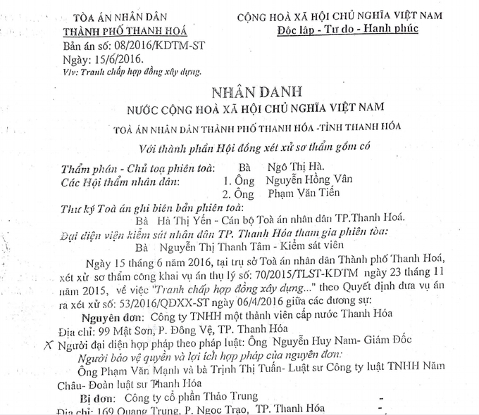 loi-nhau-ra-toa-doi-no-221230_909.jpeg Bản án sơ thẩm của Tòa án nhân dân TP Thanh Hóa năm 2016 tuyên Công ty Thảo Trung phải trả nợ cho Công ty nước Thanh Hóa. Ảnh: Quốc Toản.