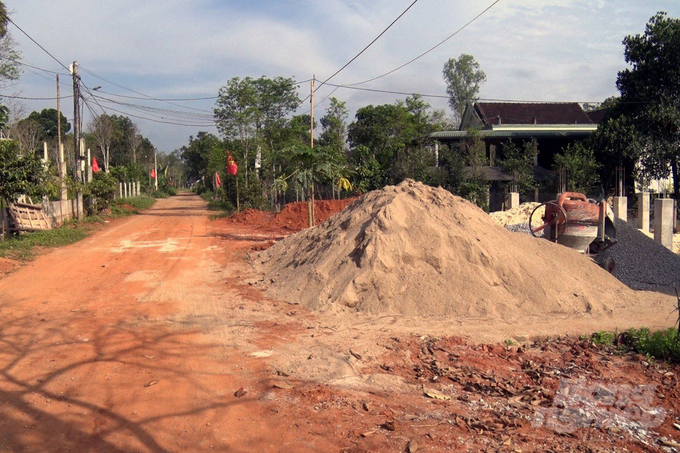 vo-van-dung-nnvn-1-165044_600-165044.jpg Hạ tầng giao thông, các công trình thiết yếu đang rất cần nguồn đầu tư xây dựng. Ảnh: Võ Dũng.