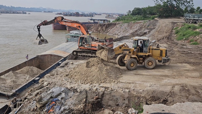z4466950211422_79cf3461e77b3c8b6fb9bf4d64669278-124929_288.jpg Hành vi tái lấn chiếm bãi nổi để làm dự án và có dấu hiệu manh động, thách thức các quy định của pháp luật. Ảnh: PV.