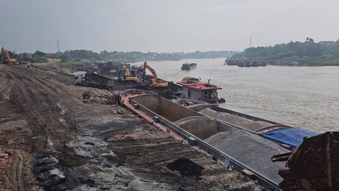 z4466950212720_e33855b344821e84a4dae2ac743c1548-124841_633.jpg Hoạt động xâm lấn ở khu vực bãi nổi phường Bến Gót. Ảnh: PV.