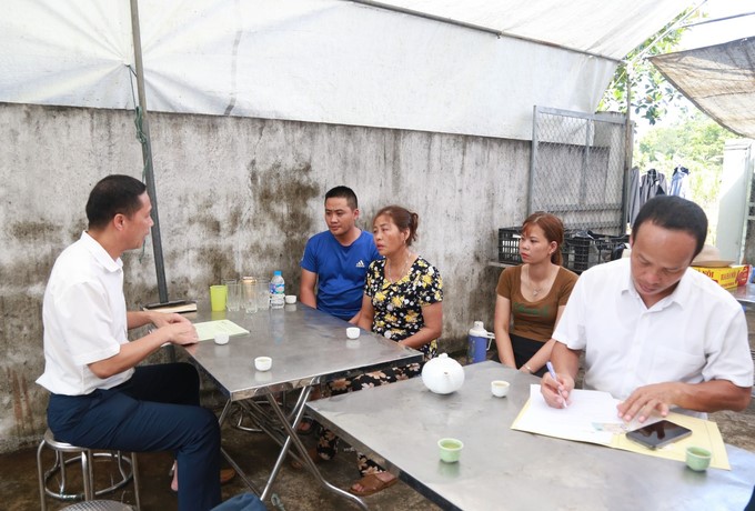 Đại diện Bảo hiểm Agribank tới thăm hỏi, chia buồn cùng gia đình và hướng dẫn người thân hoàn thiện các thủ tục nhận bồi thường thiệt hại khi tham gia gói sản phẩm của Bảo hiểm Agribank. Ảnh: Lâm Hùng.