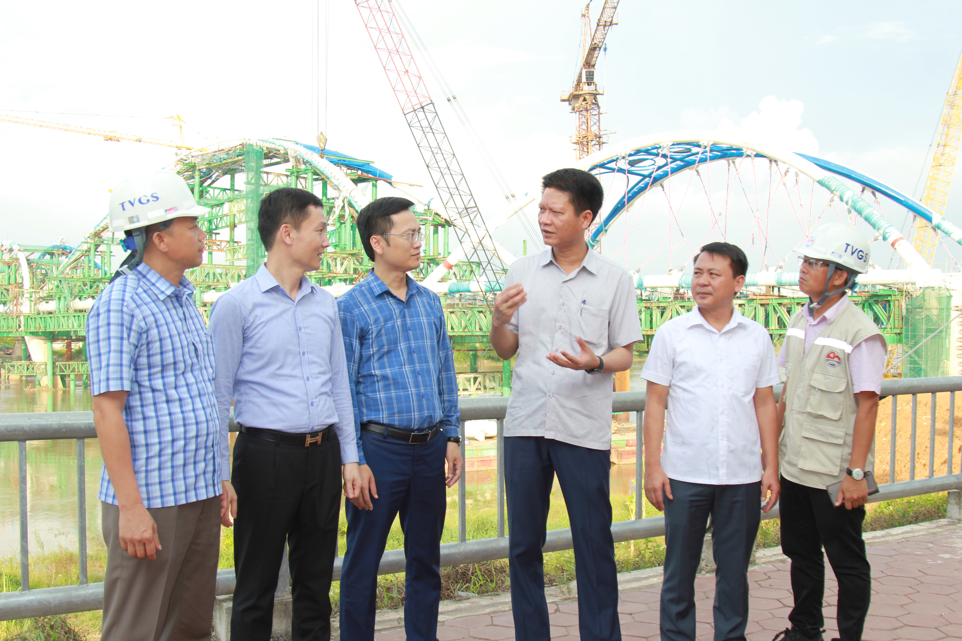 lanh-dao-ubnd-tinh-yen-bai-chi-dao-nha-thau-day-nhanh-tien-do-thi-cong-1-103823_853.jpg Lãnh đạo UBND tỉnh Yên Bái chỉ đạo nhà thầu đẩy nhanh tiến độ thi công. Ảnh: Thanh Tiến.