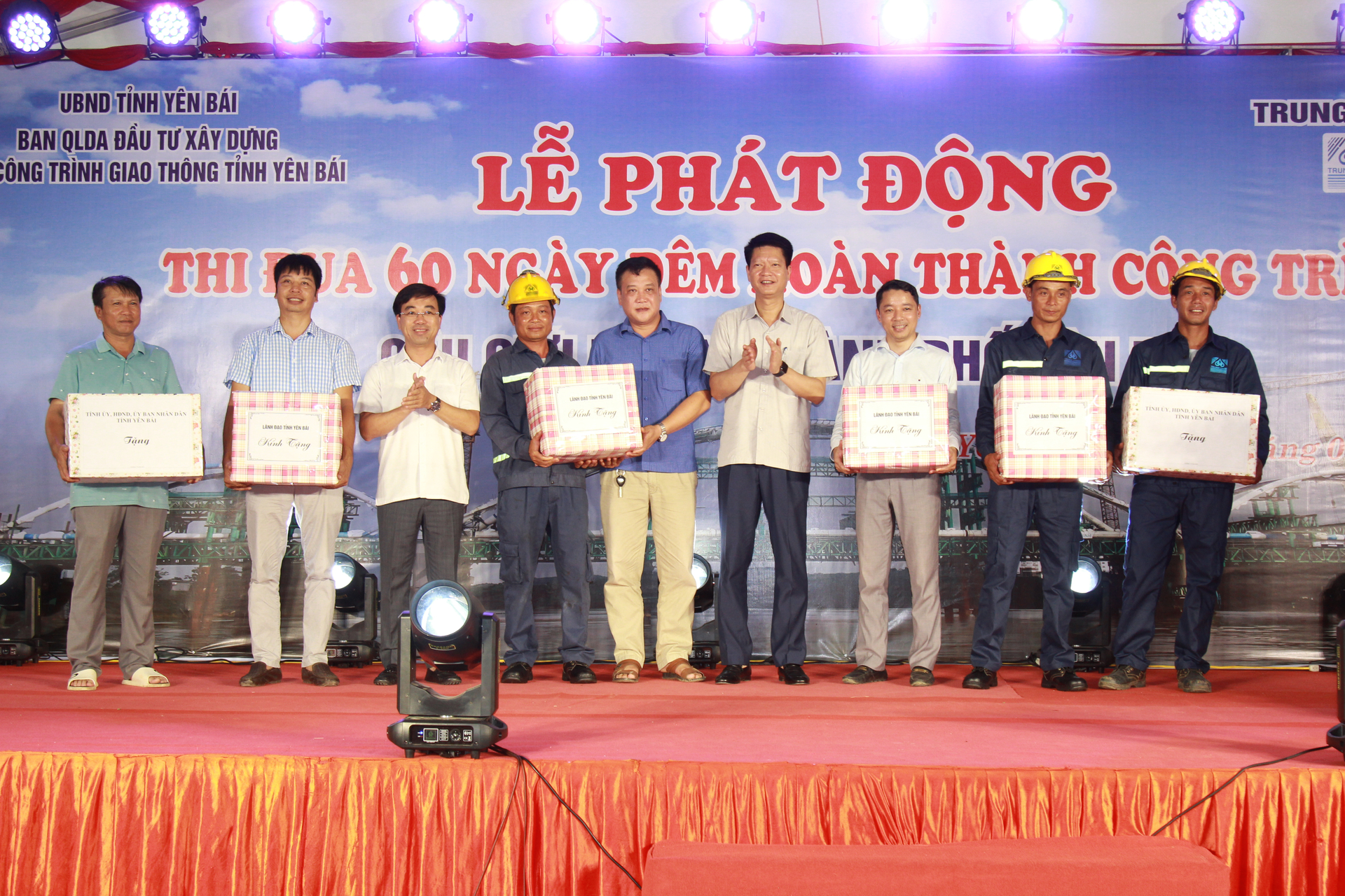 lanh-dao-ubnd-tinh-yen-bai-tang-qua-cho-cac-don-vi-thi-cong-cong-trinh-103947_962.jpg Lãnh đạo UBND tỉnh Yên Bái tặng quà cho các đơn vị thi công công trình. Ảnh: Thanh Tiến.